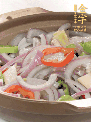 砂鍋底鋪上香菜，放上料頭，再放上焯過(guò)水的鮑魚(yú)殼。