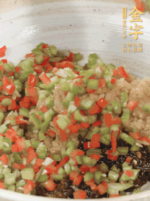 XO醬、蒜蓉醬、青紅椒粒攪拌成醬料。
