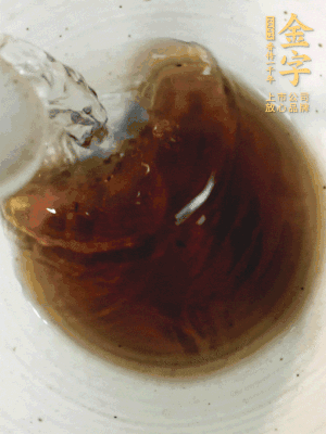 黃酒中加清水、蒸魚(yú)豉油、白砂糖混合均勻。