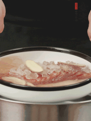 置于盤(pán)中，加冰糖100g、黃酒100g、水200g，上鍋蒸20分鐘。