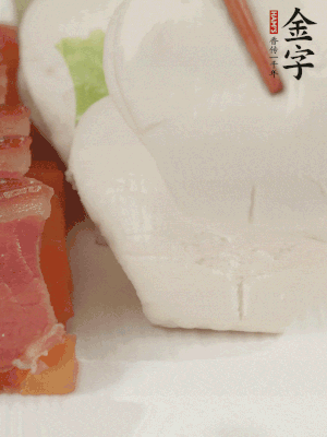 生菜切段，放入荷葉夾。