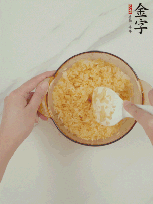 隔夜剩米飯加蛋黃攪拌均勻。
