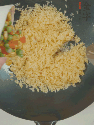 下豌豆粒、胡蘿卜粒、玉米粒。（買(mǎi)現成冷凍的雜菜即可，非常方便）