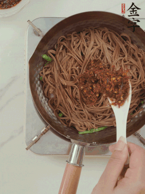 下蕎麥面，淋上少許醬油，加2勺金字火腿大師醬略翻炒即可。