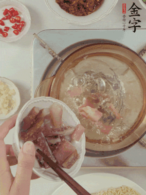 魷魚(yú)熱水下鍋，焯水備用。