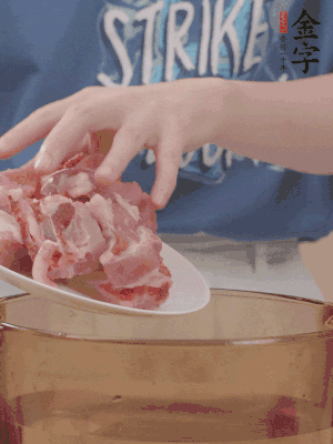 排骨剁小塊，加姜片、料酒沸水下鍋焯水。