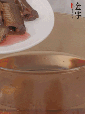 處理干凈的黃鱔段，加姜片、料酒沸水下鍋焯水。撈出用涼水沖洗干凈。