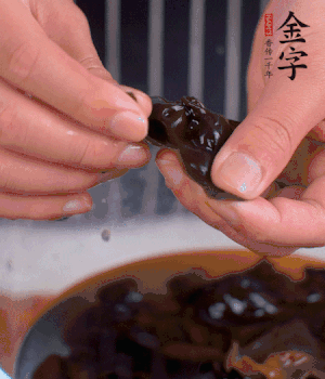 木耳冷水泡發(fā)，處理成小塊。（如果是小木耳就不用切了）