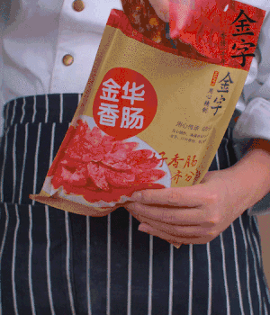 香腸切成斜片，小米辣切成斜片。