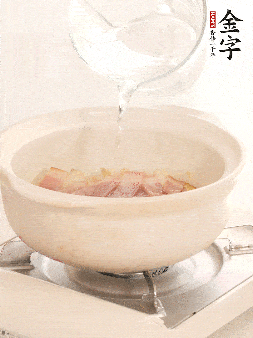 放入火腿片，加開(kāi)水，再加入豆腐