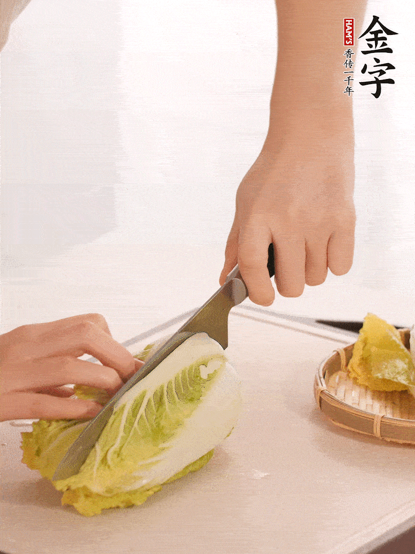 生姜切末，白菜改刀成成塊。
