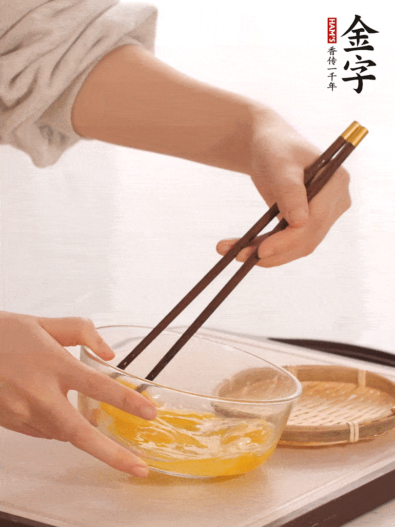 兩顆雞蛋打散。