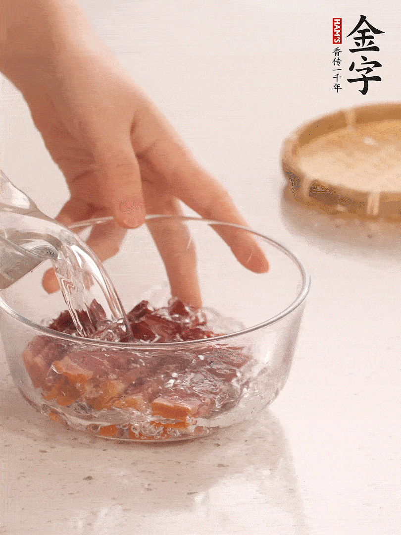 金字火腿切片，溫水泡5分鐘。