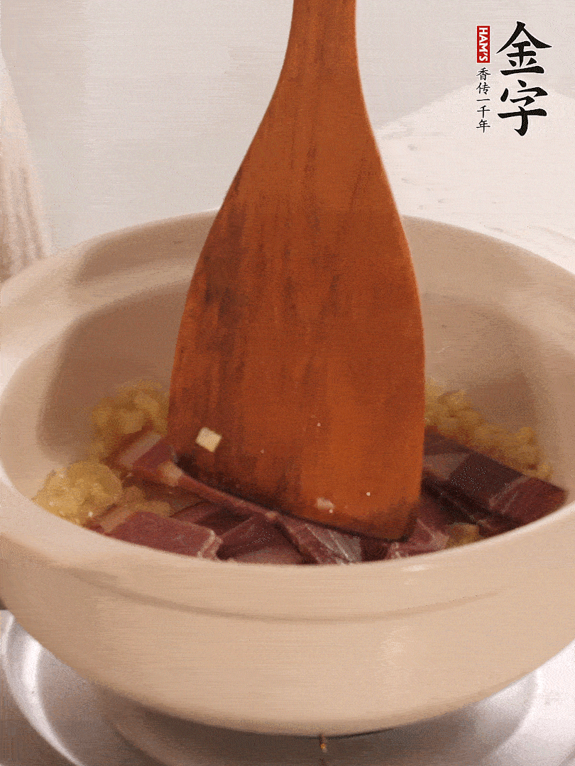 加熱水，加入白菜蓋上蓋子煨煮3分鐘。