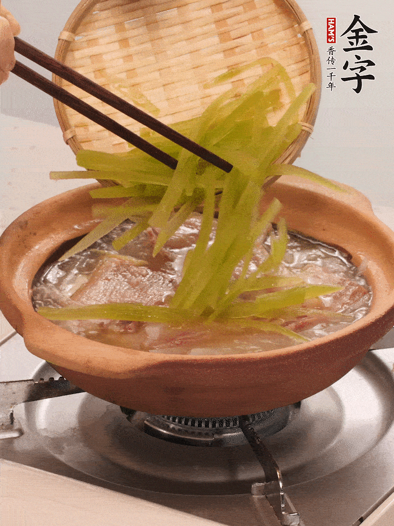 倒入熱水煮開(kāi)后，轉小火燉煮10分鐘，呈奶白色湯底。