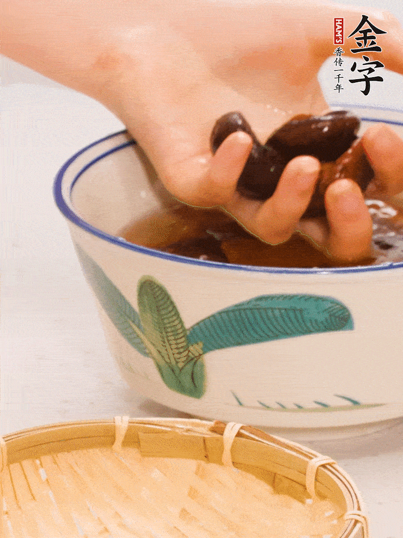 干香菇提前泡發(fā)切片，泡香菇水留著(zhù)備用。