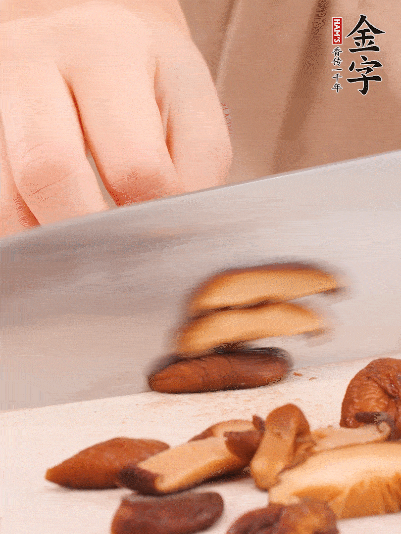 干香菇泡發(fā)，切成小塊。