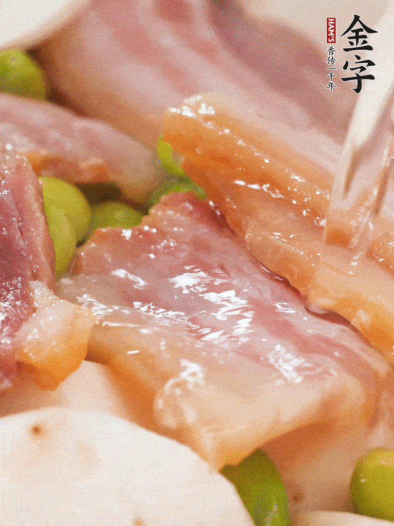 倒入芋艿、熟毛豆，翻炒均勻，加1小碗水煮開(kāi)