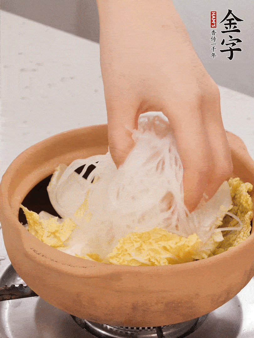 放入提前泡軟的粉絲，蓋上蒜蓉醬汁