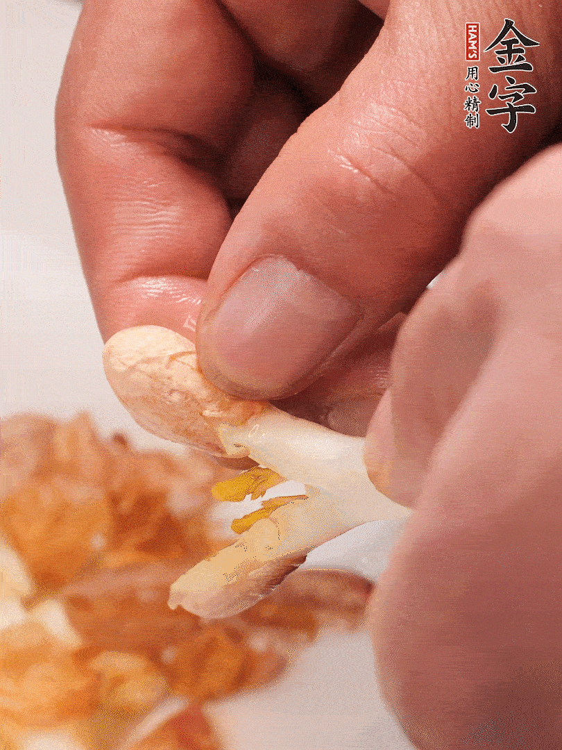 花生芽切段。開(kāi)水焯水1分鐘，去掉頂部的花生皮