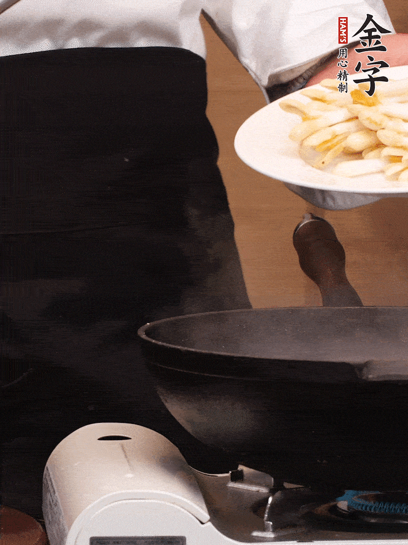 鍋中少許油，下花生芽