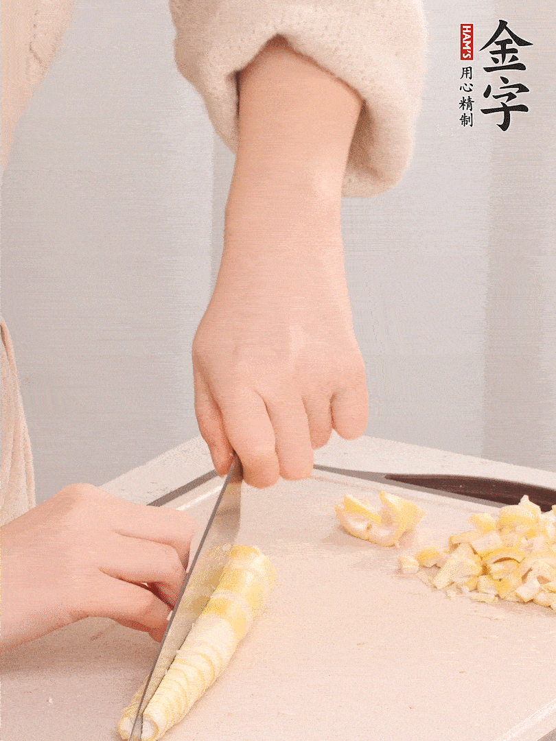 春筍去皮切小塊，焯水2分鐘左右