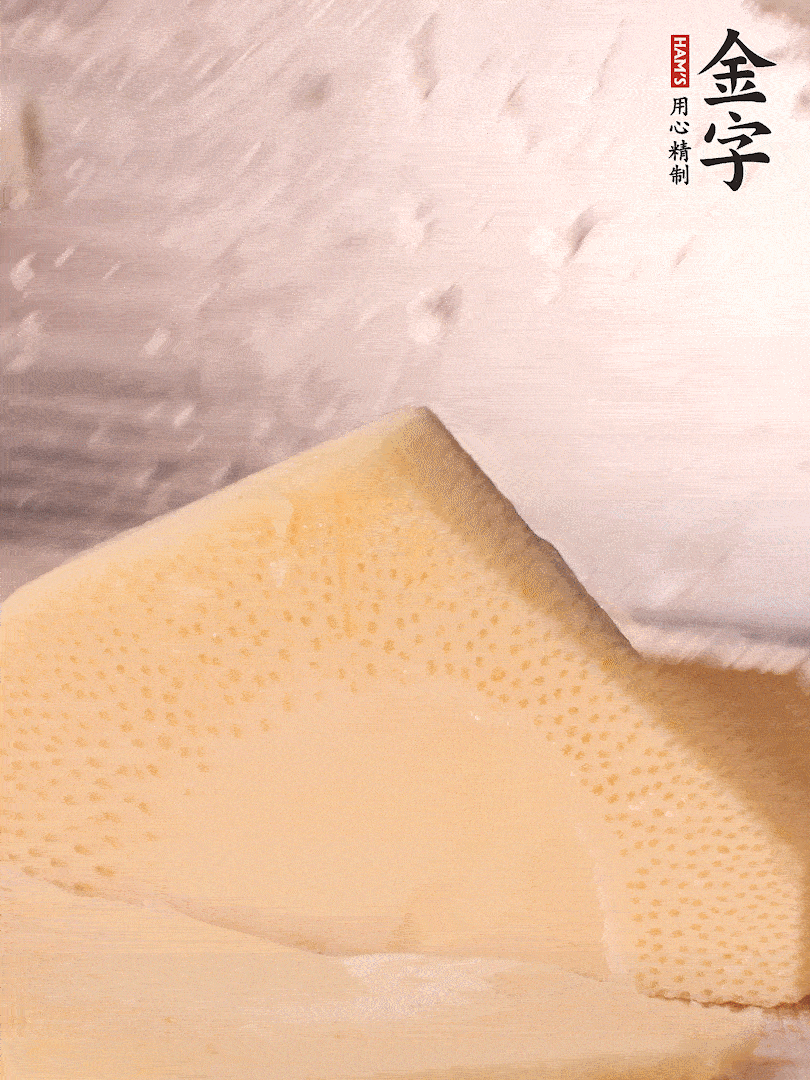 冬筍處理干凈，切滾刀塊，開(kāi)水焯燙去除澀味