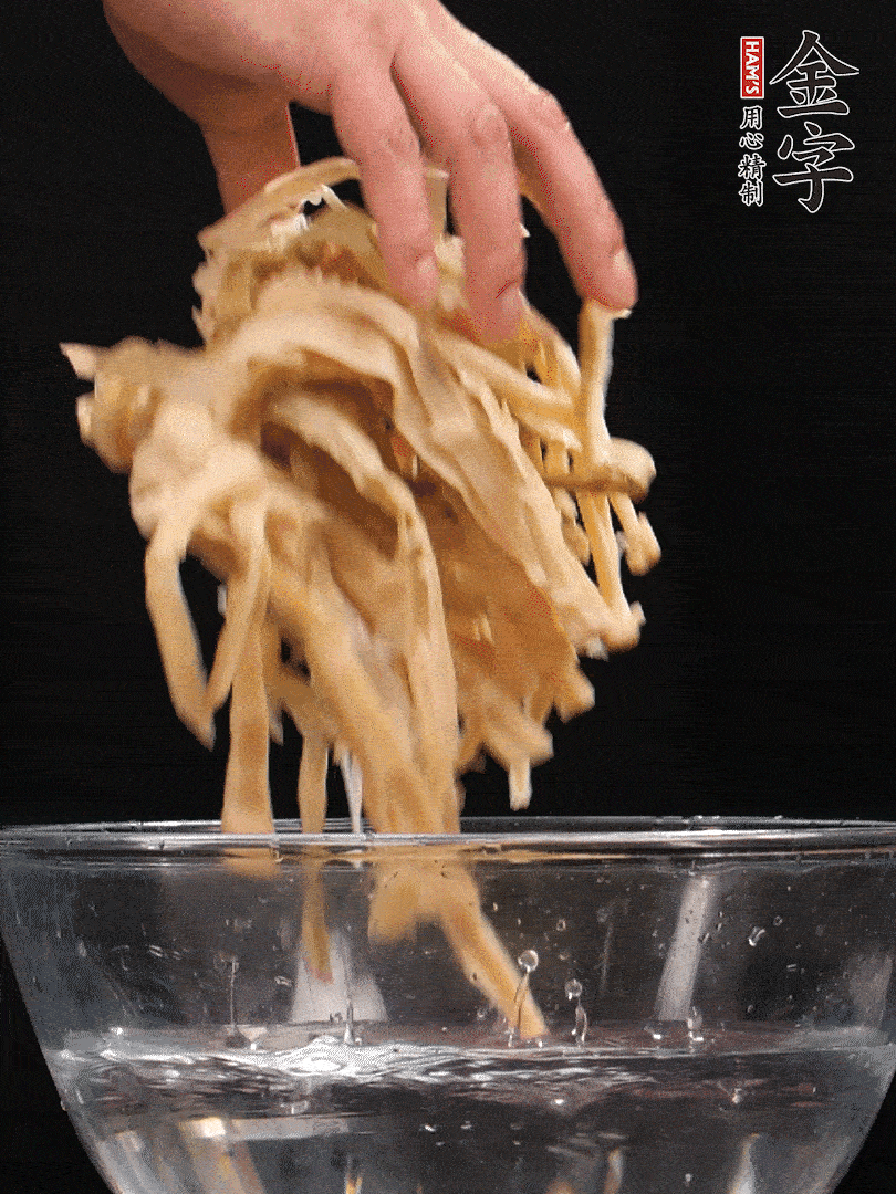 天目山筍干1把，清洗表面鹽分，用手撕成長(cháng)條