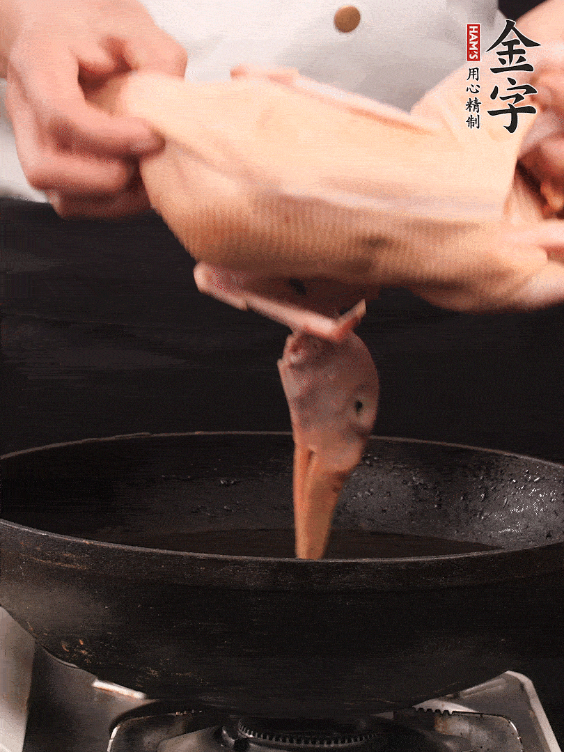 處理干凈的老鴨1只，黃酒小半碗，姜幾片，一起放入冷水，煮沸焯水3分鐘，去除血沫