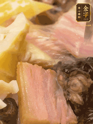 倒入滾燙的熱水，燉煮20分鐘，湯濃汁白