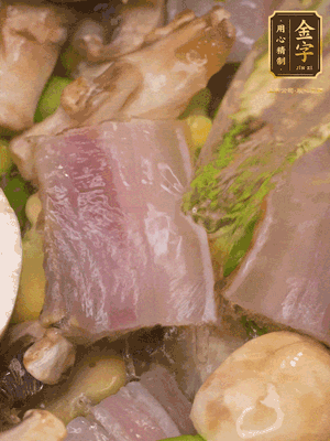 開(kāi)蓋，放入河蝦繼續燜煮5分鐘