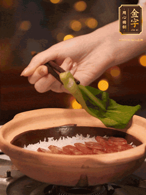 開(kāi)蓋，碼上香腸和焯好水的青菜