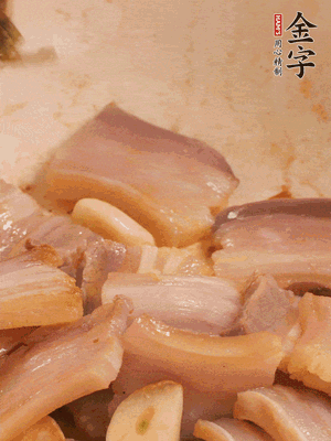 加入雪菜、咸肉冬筍 炒出香味