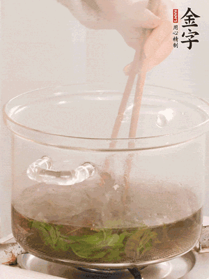香椿焯水，變色后撈出，切成小段