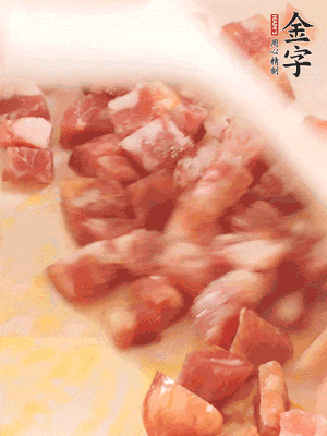 香腸炒出油脂，加入蠶豆煸炒