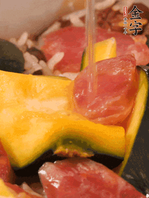 倒入溫開(kāi)水，水量高出米面一個(gè)指節。