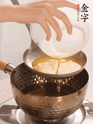 雞蛋過(guò)篩子倒入油鍋炸成蛋酥，瀝干油。