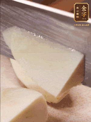 茭白去殼，底部一層老皮刨掉，切成滾刀塊