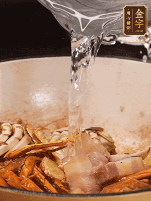 加料酒/花雕酒去腥，加入開(kāi)水燜10分鐘左右