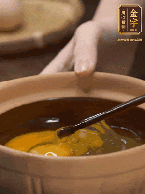 雞蛋打入砂鍋，充分打勻，1.5倍的溫水加一勺鹽，倒入蛋液中，攪拌均勻后用勺子舀去表面浮沫