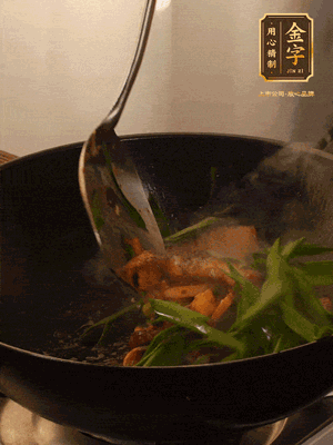 黃豆醬、鹽、糖調味，淋一圈花雕酒，蒜白先下，蒜葉后下