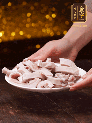 豬肚冷水下鍋，姜蔥料酒去腥，水開(kāi)煮5分鐘，撈出，切小塊。