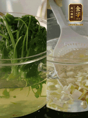 春筍切丁焯水；薺菜加鹽焯水，過(guò)涼水后切成細末