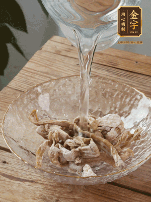 筍干提前泡發(fā)1晚切段，冬瓜去皮切塊。